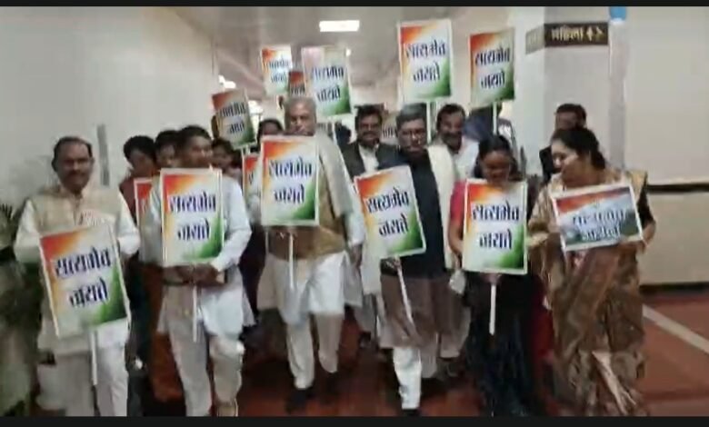 CG Assembly Winter Session: Question Hour disrupted...! Opposition members arrived carrying placards... Speaker expressed strong objection to the opposition's actions... Watch the video here.