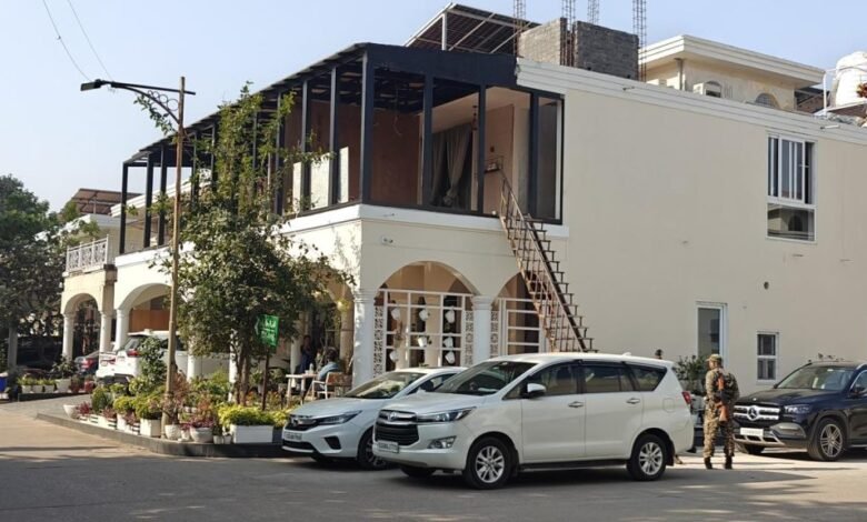 Biggest Raid: The Income Tax Department's biggest action yet in Chhattisgarh! Raids on 42 locations...suspected of tax evasion of Rs 300 crore...5 crore cash and 5 kg gold seized.