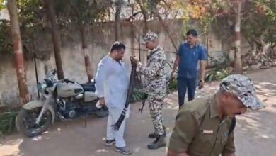 Bemetara Collectorate: Panic at Bemetara Collectorate...! A young man poured petrol on himself... Watch the VIDEO here.