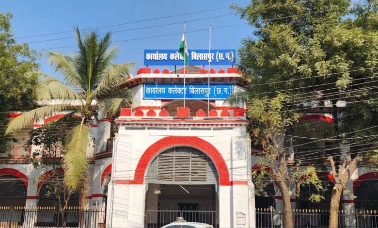 SDM Court: Chaos at Bilaspur SDM court...! Clerk accused of destroying judicial orders... Written complaint filed with the Collector.