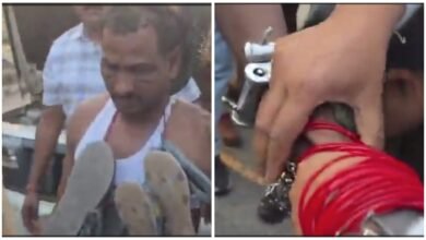 Violence: Revenge for the violence against a female constable in Tamnar...! The main accused's clothes were torn, lipstick was applied to his face, and he was paraded through the streets wearing a garland of slippers... Watch the video here.