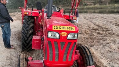 SDM Action: Major action by Katghora SDM...! One tractor seized for illegal sand mining... Strict action will be taken against others.