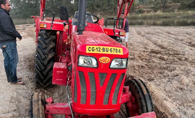SDM Action: Major action by Katghora SDM...! One tractor seized for illegal sand mining... Strict action will be taken against others.