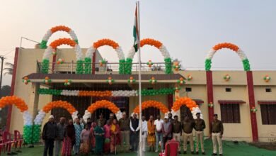 Social Policing: Humanity alive in uniform! A 75-year-old man hoists the flag at a police station... An emotional moment at the police station on Republic Day.