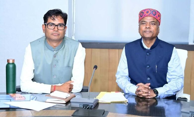 Review Meeting: Finance Minister Chaudhary reviewed the budget preparations of Kedarnath Kashyap's departments.