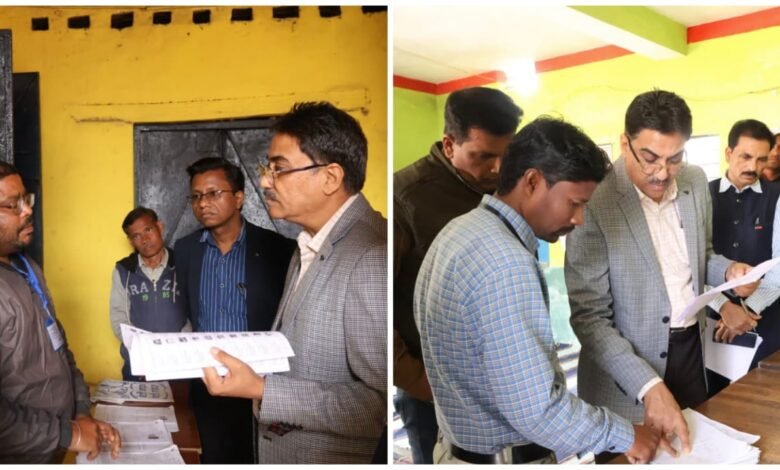 Voter List Review: Divisional Commissioner Sunil Jain conducted a thorough inspection of polling centers in Korba assembly constituency...! He also reviewed polling stations in Pali-Tanakhara and Katghora.