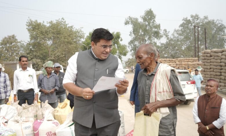 Collector's Inspection: "How are you, uncle...? Hope you're not facing any problems!" The Collector interacted with the farmers with these warm words...