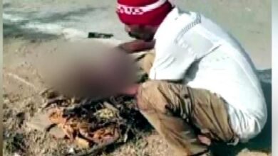 Newborn Baby Death: This will shake humanity...! Helpless father performs last rites of his newborn child on the roadside... Watch the VIDEO here.