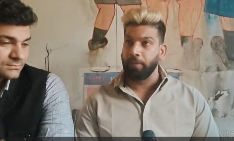Police Action: After the Supreme Court stayed his arrest, notorious history-sheeter Rohit Singh Tomar is being interrogated at the Purani Basti police station... Watch the VIDEO here.