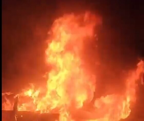 Indian Youth Congress: Two cars parked outside the Youth Congress President's house were set on fire... workers were angry... watch the video here