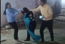 High-voltage drama in Rewa: A doctor was found in a car with a woman in a lewd position...! The wife created a ruckus on the street...watch the viral video here.