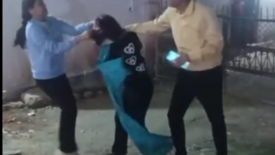 High-voltage drama in Rewa: A doctor was found in a car with a woman in a lewd position...! The wife created a ruckus on the street...watch the viral video here.