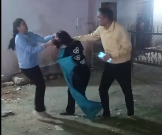 High-voltage drama in Rewa: A doctor was found in a car with a woman in a lewd position...! The wife created a ruckus on the street...watch the viral video here.