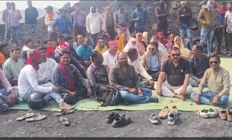 Heavy Blasting: Coal production halted for 5 hours at Gevra mine...! Strong protest by displaced villagers.