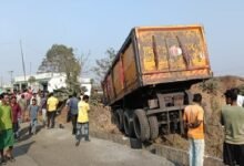 Trailer Crash: An uncontrolled trailer rams into a house in Korba... A pregnant woman dies... Villagers stage a road blockade.