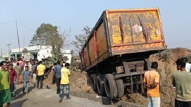 Trailer Crash: An uncontrolled trailer rams into a house in Korba... A pregnant woman dies... Villagers stage a road blockade.