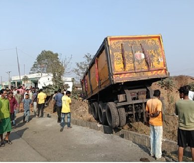 Trailer Crash: An uncontrolled trailer rams into a house in Korba... A pregnant woman dies... Villagers stage a road blockade.