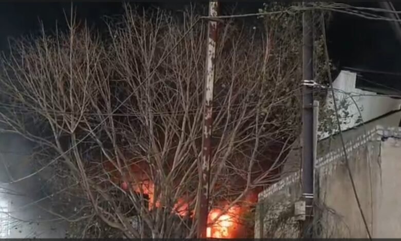 Big Fire: Massive fire breaks out at an asphalt company in Bhanpuri...! Panic in the area... Firefighters are actively working at the scene... Watch the VIDEO here.