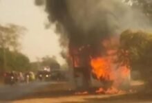 Driver Alertness: Fire breaks out in a moving bus between Balodabazar and Raipur...! 50 passengers saved thanks to the driver's quick thinking... Watch the video here.