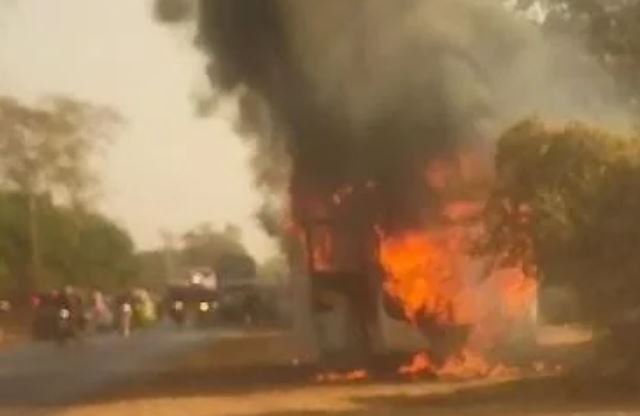 Driver Alertness: Fire breaks out in a moving bus between Balodabazar and Raipur...! 50 passengers saved thanks to the driver's quick thinking... Watch the video here.