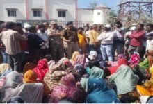 Tribal Society: Dhamtari police accused of negligence...! No action taken in the case of two missing girls... Nagari police station surrounded by protesters.