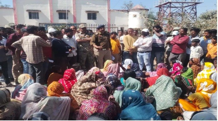 Tribal Society: Dhamtari police accused of negligence...! No action taken in the case of two missing girls... Nagari police station surrounded by protesters.