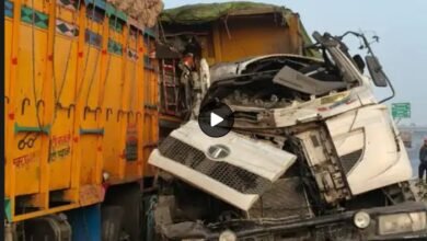 Road accident: Horrific road accident on Korba-Champa road...! A truck loaded with onions overturned...the driver died a tragic death.