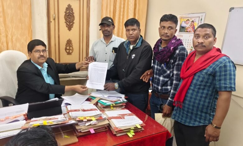 SECL: People displaced by the Jarhajel project put pressure on the administration...! A memorandum was submitted regarding the return of their land.