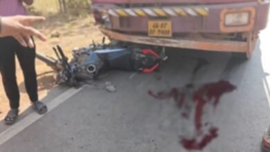 Terrible road accident: Two young men killed in a collision with a truck loaded with iron ore.