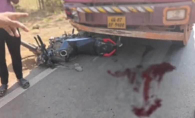 Terrible road accident: Two young men killed in a collision with a truck loaded with iron ore.