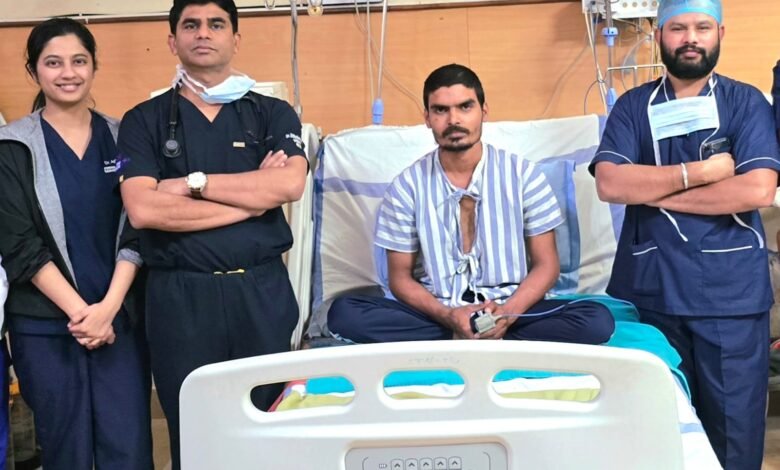 Life-Saving Surgery: A major breakthrough at Raipur Medical College Hospital! A young man's severed hand was saved... Dr. Krishnakant Sahu's team made the impossible possible.