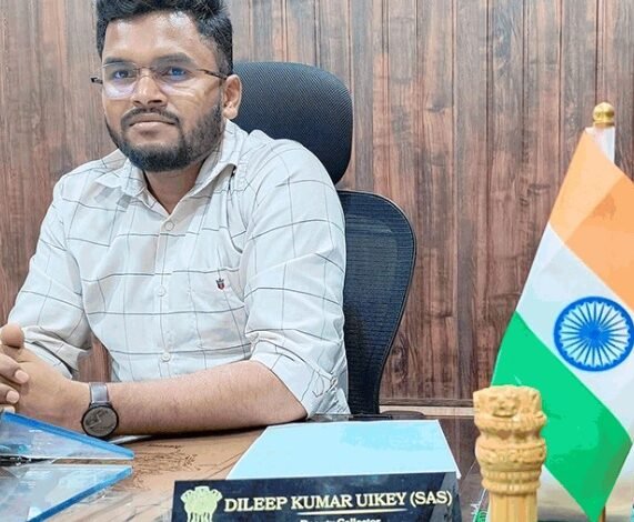 Deputy Collector Suspended: Bijapur Deputy Collector Dilip Uikey suspended! The government took major action following a complaint from a female constable.
