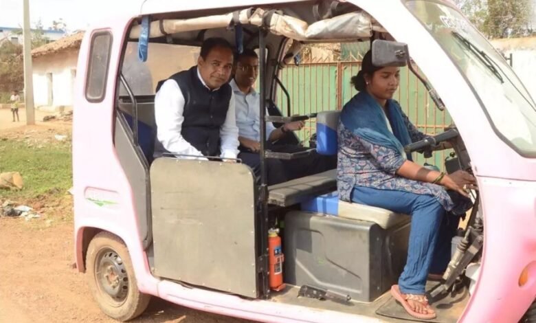 Digital Connectivity: The Collector and District Panchayat CEO rode a pink e-rickshaw...! Appreciating the self-reliance of the female driver.