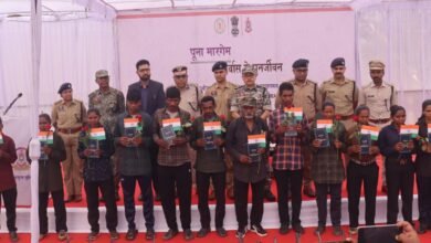 Naxal Surrender: 15 Maoists surrender in Mahasamund...! Deputy CM Vijay Sharma welcomes them
