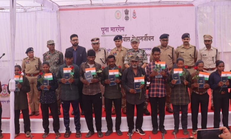 Naxal Surrender: 15 Maoists surrender in Mahasamund...! Deputy CM Vijay Sharma welcomes them