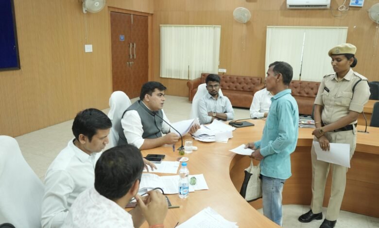 Public Hearing: 106 Applications Received at Korba 'Jan Darshan'...! Collector Directs Prompt Resolution... Officials Put on Alert.