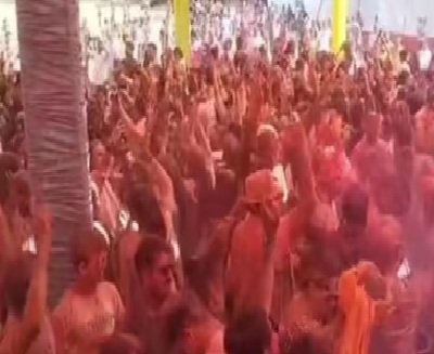 CG Police Holi: Police celebrated Holi after their Holi duty! Holi was celebrated in Chhattisgarh police stations... Policemen threw colours and gulal.