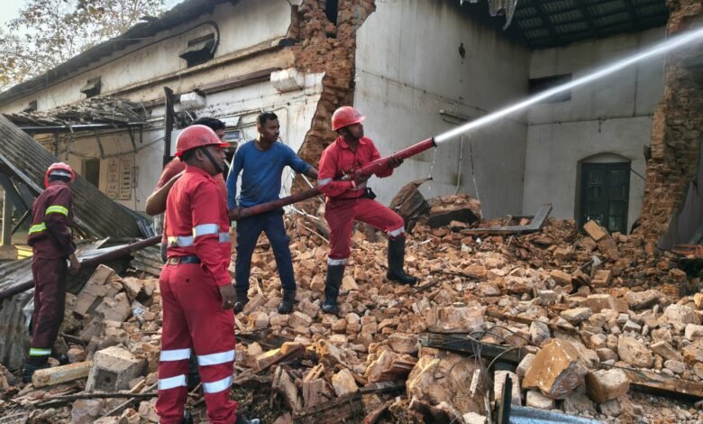 Fire Incident: Big news from Balodabazar...! A massive fire broke out in the Tehsil building...causing panic early in the morning...watch the video here.