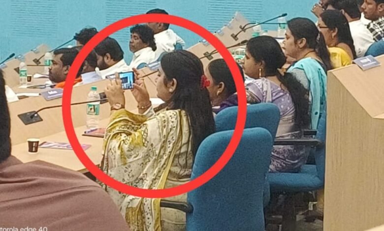 Municipal Corporation: Korba Municipal Corporation General Body Meeting... Public Interest Lost in the House... Councilor Preoccupied with Recording Videos... Watch VIDEO Here.