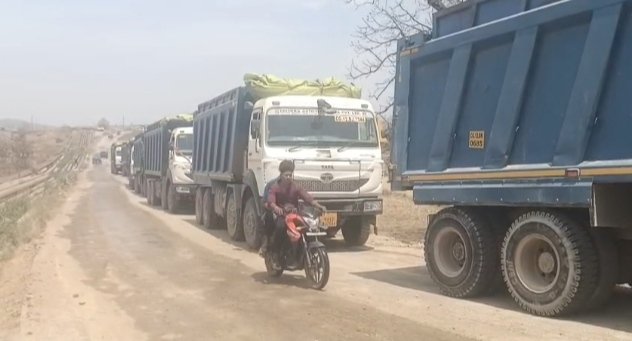 Villagers Protest: Fed-up villagers vent their fury over clouds of ash! Indefinite strike in Korba... NTPC transport operations grind to a halt.