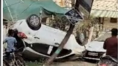 Accident: Car collides with electric pole in Pandri police station area… 2 youths seriously injured… watch video here