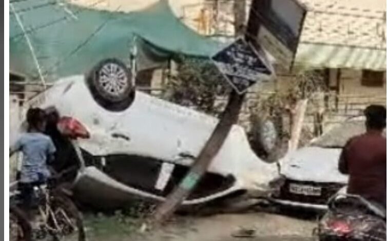Accident: Car collides with electric pole in Pandri police station area… 2 youths seriously injured… watch video here
