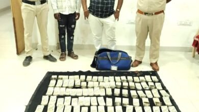 Police Action: Two Detained in Mahasamund with ₹75 Lakh in Cash... 150 Bundles of ₹500 Notes Recovered... Watch VIDEO Here
