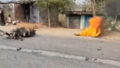 Petrol Rumor: Tragic Accident in Garhwa...! Youth returning after stocking up on petrol burns to death... Moped struck by a car... Youth burned alive.