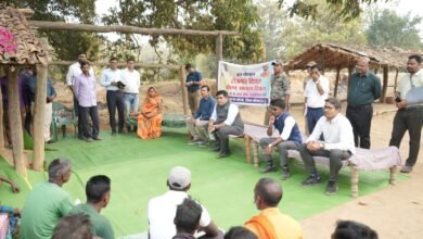 Collector's Visit: A Chaupal was set up under a mango tree...! The Collector directly interacted with the villagers... He said, "I am the Collector, I have come to listen to your problems."