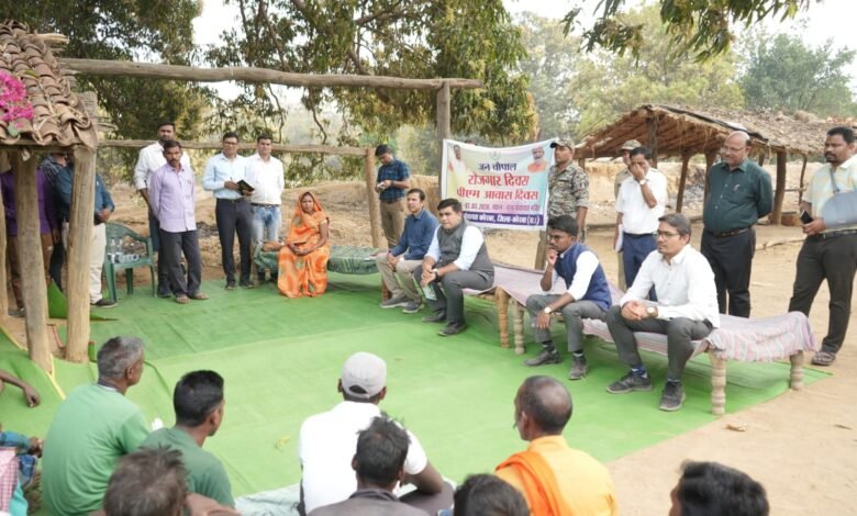 Collector's Visit: A Chaupal was set up under a mango tree...! The Collector directly interacted with the villagers... He said, "I am the Collector, I have come to listen to your problems."