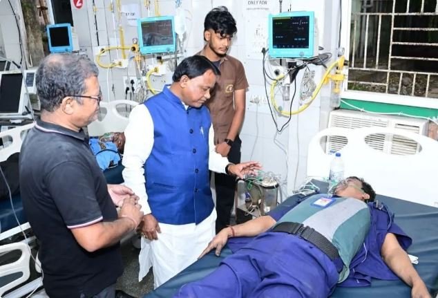 Fire breaks out in Cuttack Medical College: Fire engulfs ICU ward at SCB Medical College in Cuttack; 10 patients burn to death.