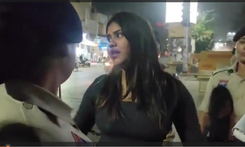 Viral Video: Young Woman Creates Ruckus While Intoxicated in Bilaspur! Drunken Woman Behaves Rudely Towards Police... Video Goes Viral.