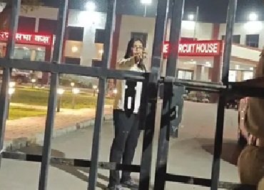 CM Visit: Uproar Amidst VIP Movement in Bilaspur! BJP Leader Flares Up at Circuit House Gate—Asks: "Is He Even Our CM?" — Video Goes Viral