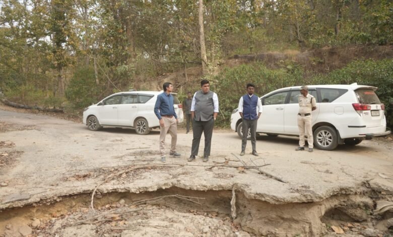 Collector Inspection: Collector inspects Lemru-Shyang road...! Fears of a possible accident... PWD instructed to repair immediately.